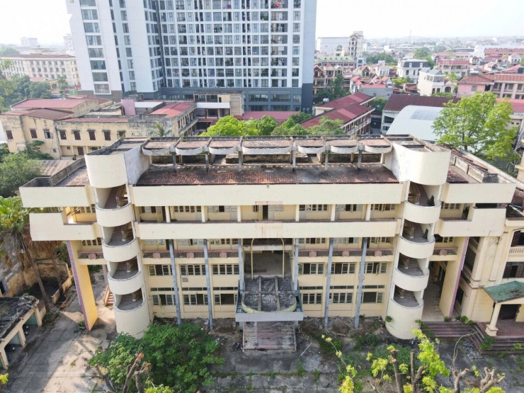 Trong trường hợp việc đấu giá không thu hút được nhà đầu tư, địa phương sẽ kiến nghị chuyển đổi khu đất thành bãi đỗ xe và khuôn viên cây xanh nhằm phục vụ nhu cầu của các khu chung cư, dự án nhà ở xã hội và các cơ sở y tế đang hoạt động trong khu vực, góp phần sử dụng hiệu quả quỹ đất và nâng cao chất lượng không gian đô thị.