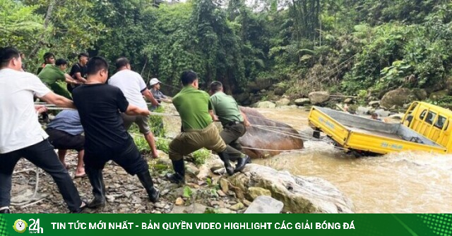 Khoảnh khắc công an cùng người dân kéo xe tải mắc kẹt giữa suối