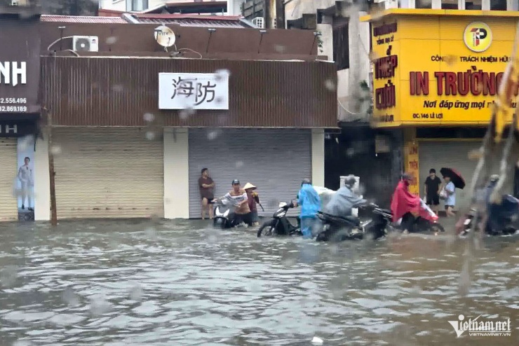 Nước ngập mênh mông tại nhiều khu dân cư ở Hải Phòng, Quảng Ninh - 12