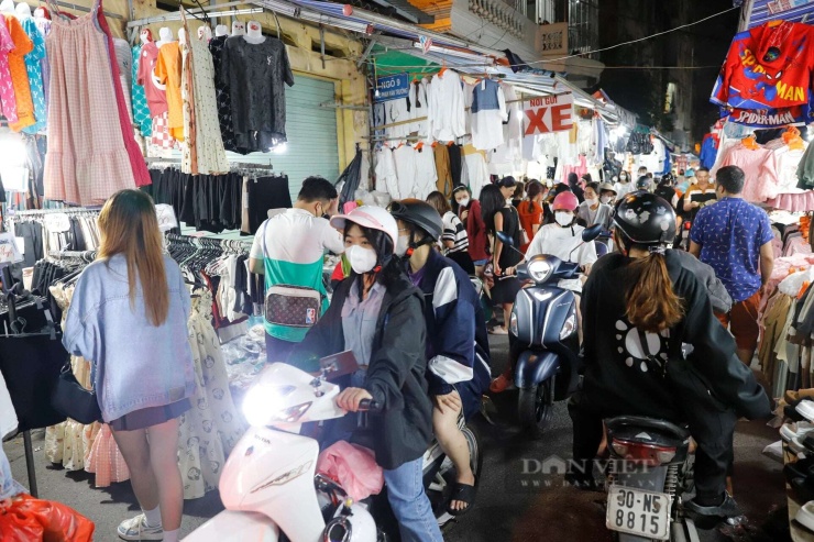 Những năm trước đây,&nbsp;lòng đường Phan Văn Trường (đoạn qua chợ Nhà Xanh) thường xuyên bị các tiểu thương “hô biến” thành của riêng để làm địa điểm kinh doanh diễn ra công khai cả ngày lẫn đêm, khiến khu vực này trở nên ngột ngạt và tình trạng ùn tắc giao thông xảy ra như cơm bữa. Hình ảnh chụp tháng 11/2023.
