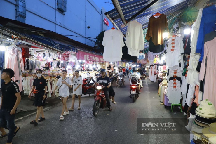Mới đây, trả lời kiến nghị của cử tri về việc xem xét phương án giải tỏa khu chợ Nhà Xanh nhằm bảo đảm an toàn phòng cháy, chữa cháy, vệ sinh môi trường và mỹ quan đô thị, UBND TP Hà Nội cho biết việc di dời, giải tỏa chợ sẽ được xem xét và thực hiện đồng bộ với dự án mở rộng tuyến đường Phan Văn Trường theo quy hoạch của thành phố.