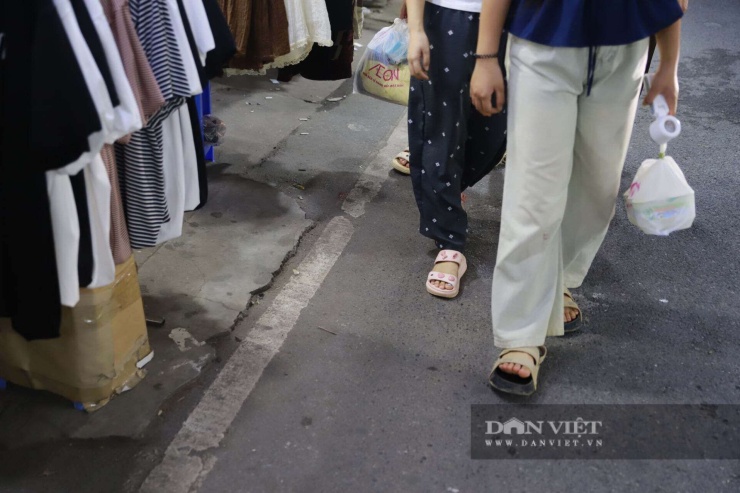 Lực lượng chức năng đã&nbsp;kẻ vạch sơn trắng dưới lòng đường để phân định rõ ranh giới khu vực được phép kinh doanh.