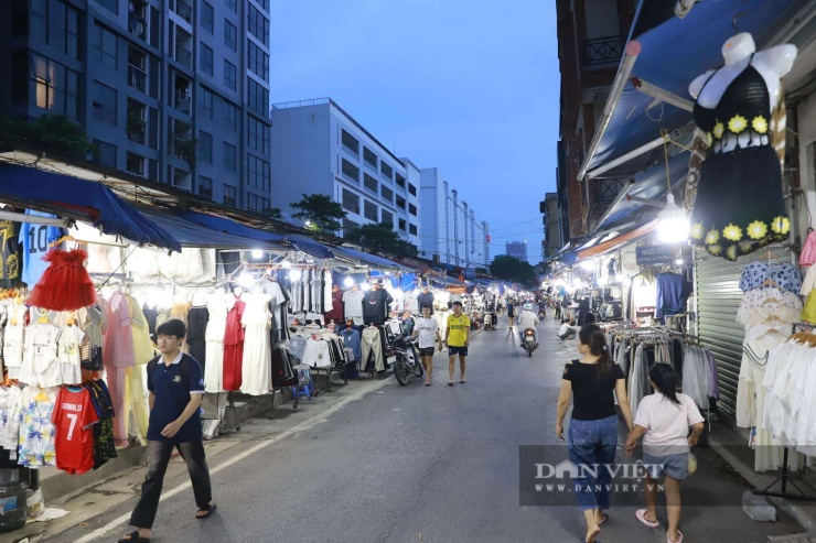 Từ đầu năm 2026 đến nay, sau các đợt ra quân lập lại trật tự đô thị, nhiều tuyến phố Hà Nội thông thoáng hơn, góp phần bảo đảm an toàn giao thông. Trong đó, tuyến đường Phan Văn Trường (đoạn qua chợ Nhà Xanh) đã trở nên thông thoáng. Tình trạng các tiểu thương lấn chiếm lòng đường làm địa điểm kinh doanh gần như được xử lý triệt để.