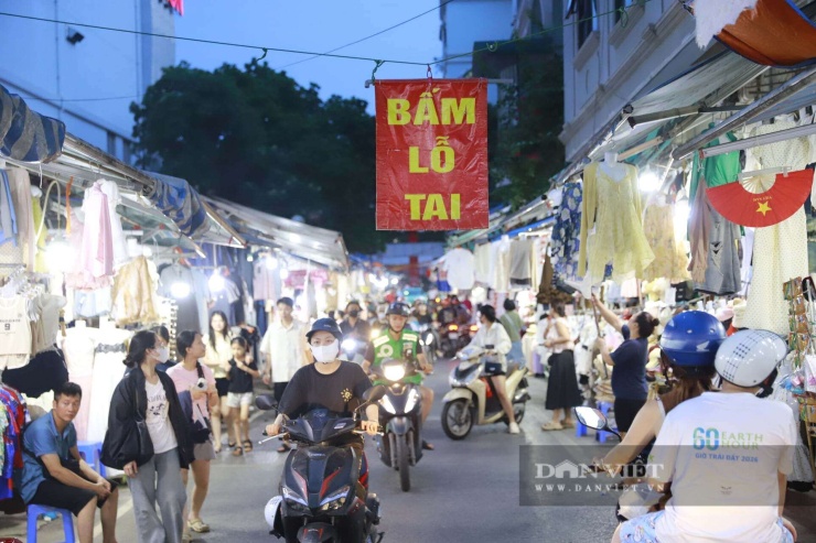 Tuy nhiên, một số ít cửa hàng vẫn treo đồ và biển quảng cáo ở phần khoảng không phía trên cao.