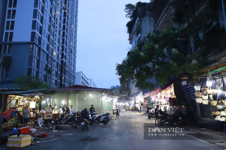 Để giải quyết vấn đề này và chuẩn bị cho lộ trình sắp tới, chính quyền địa phương dự kiến triển khai đầu tư xây dựng tuyến phố Phan Văn Trường (đoạn từ đường Xuân Thủy đến Bảo tàng Binh chủng Hóa học) và tuyến đường nối từ ngõ 87 Nguyễn Phong Sắc đến phố Phan Văn Trường. Phường đã đề xuất UBND TP Hà Nội xem xét giao nhiệm vụ chủ đầu tư để thực hiện dự án theo kế hoạch đầu tư công trung hạn 5 năm 2021-2025 và định hướng 2026-2030. Đồng thời,&nbsp;đề xuất cải tạo, nâng cấp chợ Cầu Giấy trong giai đoạn 2026-2028 nhằm bảo đảm ổn định kinh doanh cho các hộ tiểu thương và an sinh xã hội trên địa bàn.