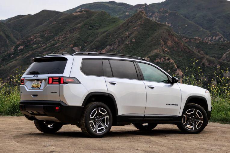 Jeep Cherokee được xếp vào phân khúc SUV cỡ C nhưng sở hữu kích thước tổng thể khá lớn.