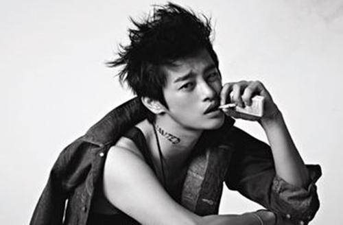 Gia đình nam ca sĩ Seo In Guk từng phải tiết kiệm cả xương gà của bữa trước để làm nước dùng cho bữa sau. Bản thân nam ca sĩ từng gặp vấn đề với chứng háu ăn và luôn bị công ty quản lý nhắc nhở chuyện giảm cân.