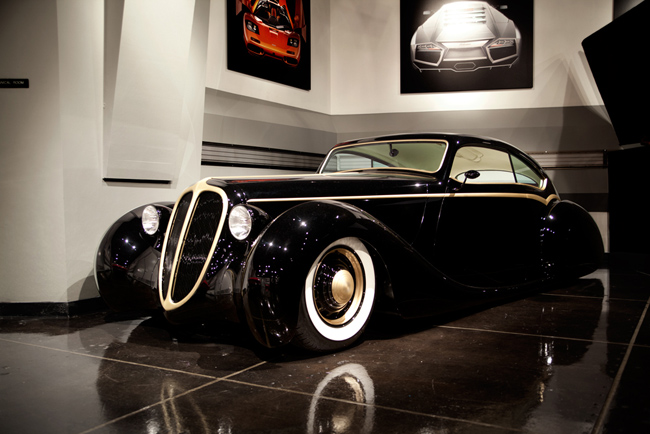 “Viên ngọc trai đen” 1948 Jaguar Custom của James.