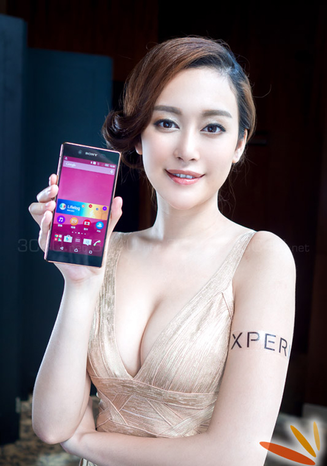 Chân dài khoe vòng 1 gợi cảm bên chiếc Xperia Z3+ - 8