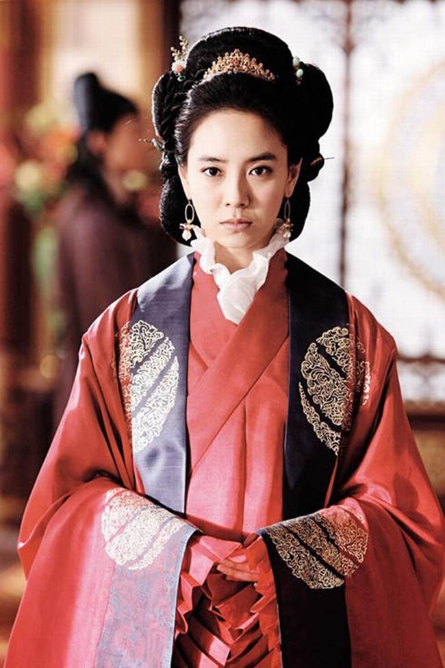 Năm 2008, Song Ji Hyo nhận về không ít chỉ trích khi chấp nhận khoe thân 100% với vai Hoàng Hậu trong&nbsp;Song hoa điếm &#40;A Frozen Flower&#41;.