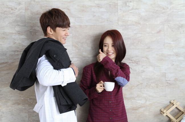 Song Ji Hyo và nam tài tử&nbsp;Choi Jin Hyuk thân thiết trong bộ phim&nbsp;Emergency Couple mới lên sóng gần đây.