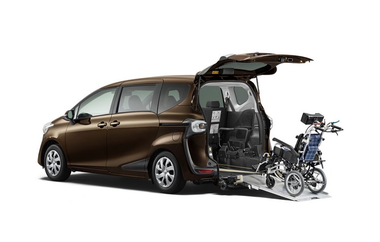 Cốp sau xe còn có cả hệ thống hỗ trợ cho người khuyết tật. Ngoài ra, Toyota Sienta trang bị hệ thống chống va chạm Safety Sense C.