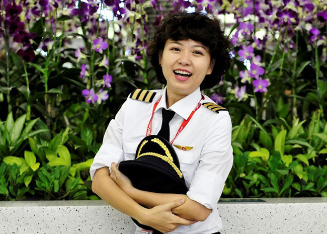 Nguyễn Phương Anh &#40;29 tuổi&#41; là nữ phi công người Việt đầu tiên của hãng hàng không&nbsp;Vietjet Air