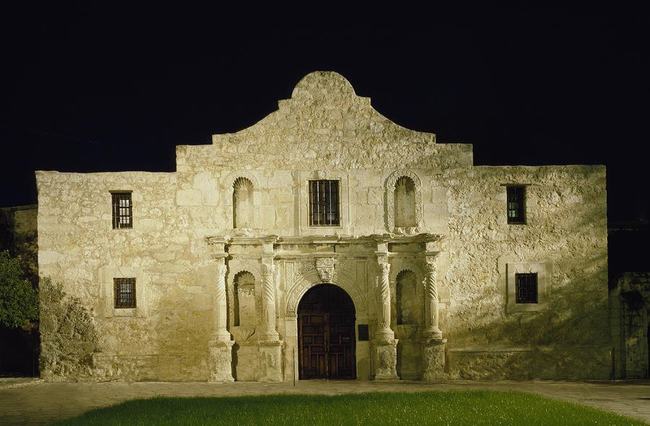 Alamo là một vùng quê nhỏ tại bang Texas, Mỹ. Vào thế chiến II, người dân ở đây đã chôn giấu tất cả của cải của mình xuống lòng đất trước khi bị quân đội Mexico xâm chiếm.