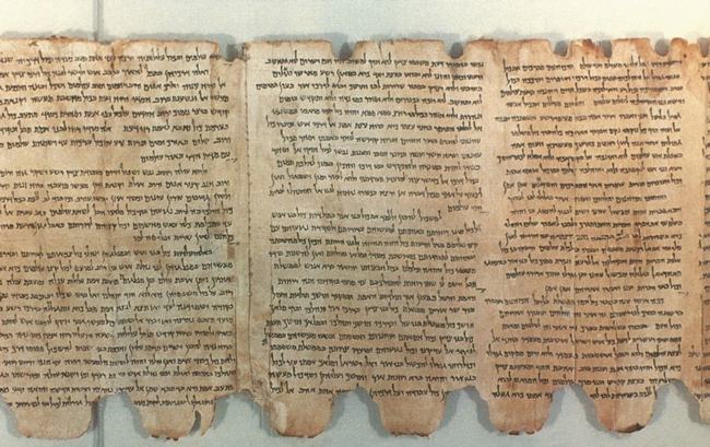 Một cuốn sách cổ mới được tìm thấy có tên “The Dead Sea Scrolls” có ghi chẹp lại câu chuyện về nơi chôn giấu kho báu lớn nhất Israel. Tuy nhiên trang quan trọng nhất nói về vị trí của kho báu này hiện vẫn chưa được tìm thấy khiến rất nhiều người tò mò.