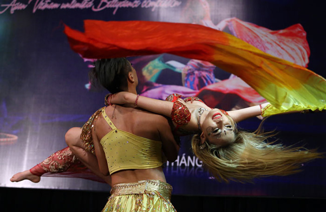 &#34;Phiêu&#34; với vũ điệu belly dance nóng bỏng