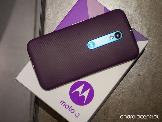 Moto G 2015 vừa chính thức được bán ra thị trường Ấn Độ vào ngày 28.7 với giá bán hấp dẫn: 187 USD &#40;khoảng 4 triệu đồng&#41; với phiên bản RAM 1GB, bộ nhớ 8GB, và 203 USD với phiên bản RAM 2GB, bộ nhớ 16GB.