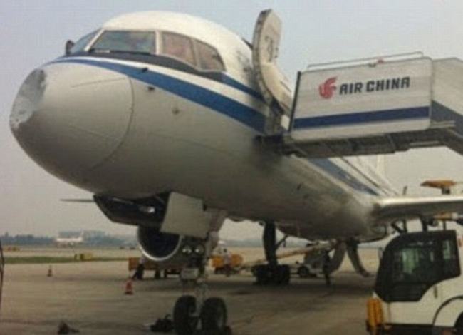 Năm 2013, kênh Examiner đưa tin chiếc Boeing 757 của hãng hàng không Air China đang trên đường từ Thành Đô đến Quảng Châu đã bất ngờ va chạm với một vật thể lạ khiến phần đầu máy bay bị bóp méo biến dạng, nhiều người nhận định đó có thể là do một chiếc đĩa bay gây ra.