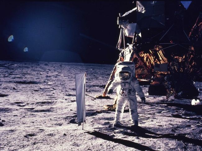 Các phi hành gia trên con tàu Apollo 11 huyền thoại khẳng định rằng họ đã trông thấy một tàu vũ trụ khác trên hành trình tới Mặt Trăng.&nbsp;