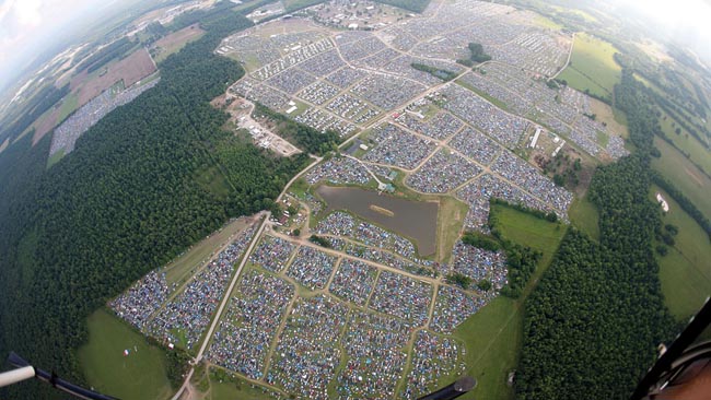 Bonnaroo, Mỹ: Lễ hội Bonnaroo Music (Bonnaroo Music and Arts Festival) là một lễ hội âm nhạc diễn ra hàng năm được khởi xướng bởi Superfly Presents and AC Entertainment. Lễ hội thường bắt đầu vào ngày thứ 5, tuần thứ 2 trong tháng 6 và kéo dài 4 ngày liên tục. Lễ hội là nơi trình diễn đa dạng các phong cách âm nhạc như: nhạc indie rock, rock cổ điển, hip hop, jazz, americana, bluegrass, nhạc đồng quê, folk, gospel, reggae, pop, nhạc điện tử… Tháng 6 hàng năm, có khoảng 90.000 người yêu nhạc kéo về nông trại 283 ha của thành phố Manchester, bang Tennessee để tham gia lễ hội âm nhạc độc đáo này.
