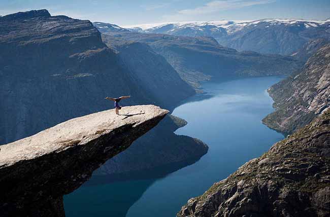 Tập yoga tại &#34;lưỡi quỷ&#34; Trolltunga, Na uy