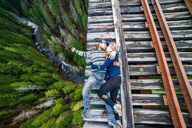 Tạo dáng trên cây cầu tại Sequim, Washington, Mỹ