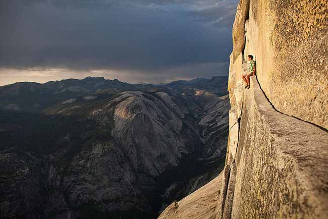 Alex Honnold, một trong những nhà leo núi tự do mạo hiểm nhất thế giới đang nghỉ chân tại lưng chừng một vách núi