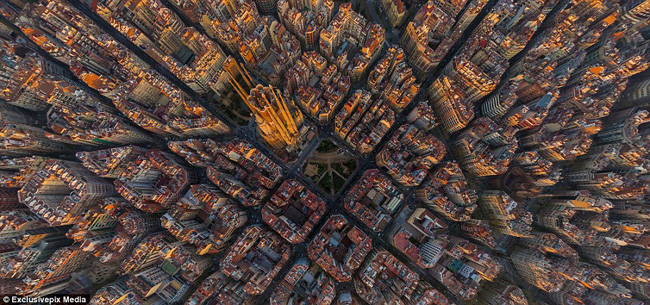 Nhà thờ cổ Sagrada Familia nằm giữa các tòa nhà cao tầng tại thành phố Barcelona, Tây Ban Nha.