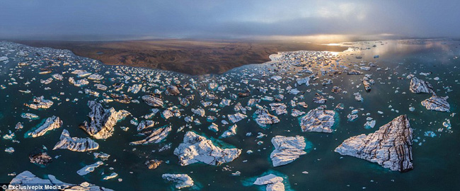 Những tảng băng nổi khổng lồ trên hồ băng Jokulsarlon ở Iceland.