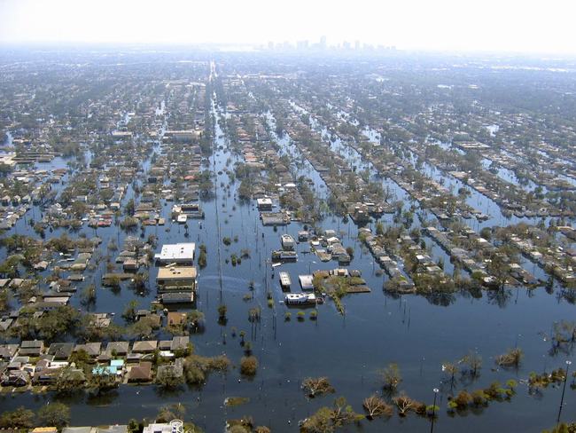 Katrina đã tàn phá nặng nề vùng duyên hải vịnh Mexico từ Trung Florida cho đến Texas, phần lớn thiệt hại là do sóng biển dâng. Tổn thất nhân mạng nghiêm trọng nhất là tại New Orleans, Louisiana, đây là những nơi đã xảy ra ngập lụt khi mà hệ thống đê bị tàn phá thảm khốc, tại rất nhiều địa điểm hàng giờ sau khi cơn bão đi vào trong đất liền.