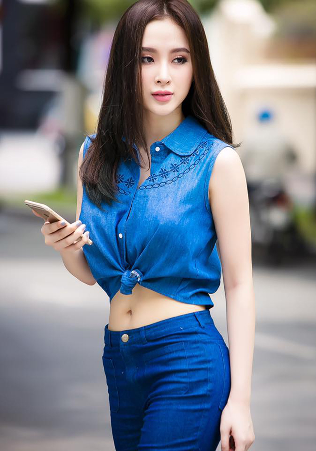 Angela Phương Trinh khoe vòng eo thon gọn, quyến rũ trong chiếc áo denim không tay rất trẻ trung.