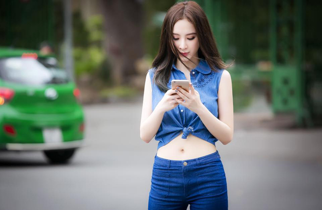 Angela là một trong những sao Việt thường xuyên lăng xê mốt áo croptop khoe eo quyến rũ.