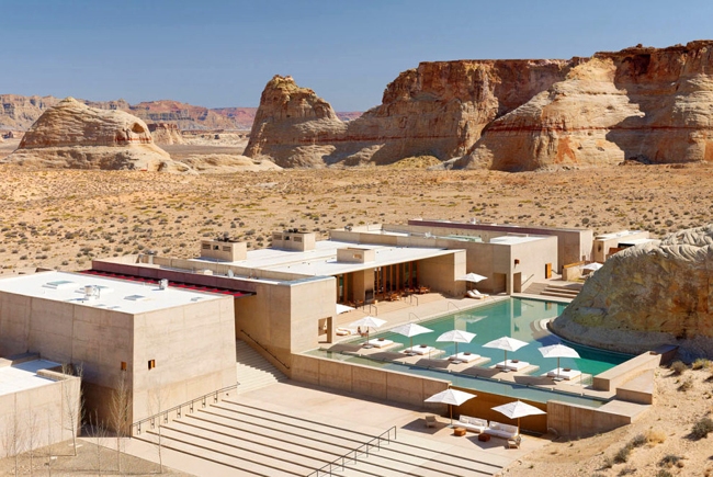 Khu nghỉ dưỡng Amangiri, Utah nằm giữa hẻm núi chỉ có đá và cát. Tuy vậy, ở đây khá tiện nghi và có một hồ bơi hoành tráng.