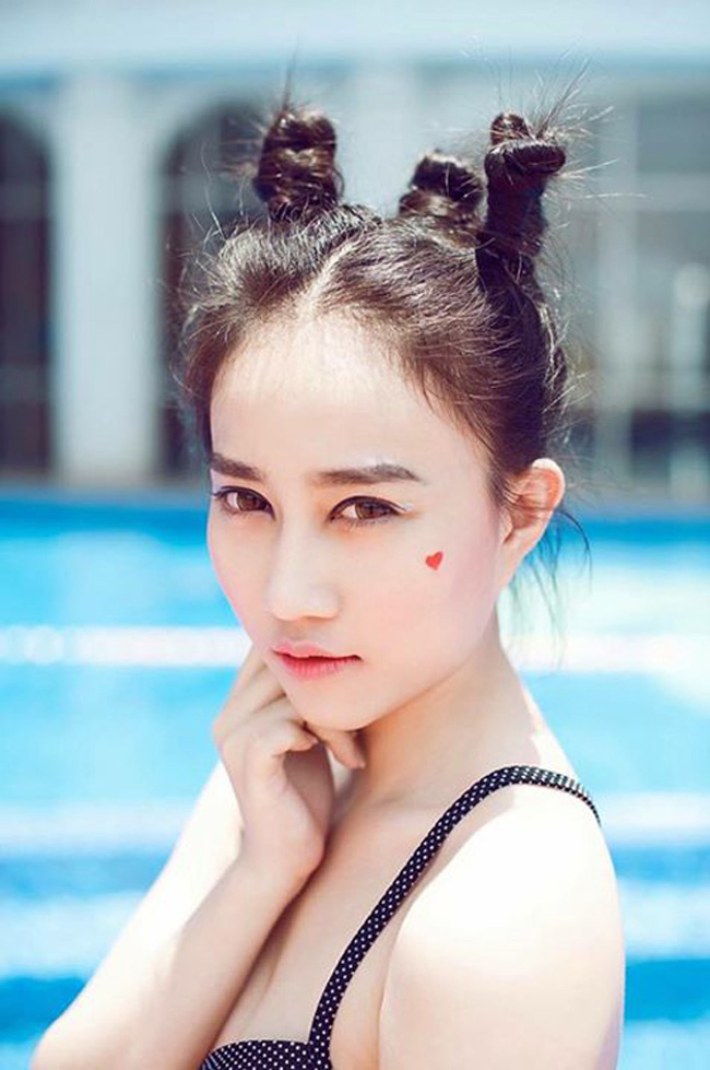 Hotgirl từng góp mặt trong sitcom Gia đình ngũ quả phần 2 và 2 dự án phim Như khúc tình ca và phim Chữ Trinh.