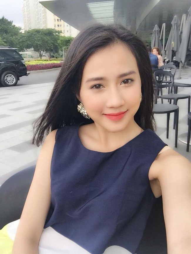 Ngoài ra, hotgirl còn được mời vai chính trong vở kịch Lời nguyền tình yêu.