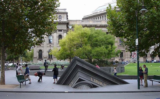 “Thư viện” độc đáo ở Melbourne, Australia này có thể đã bị “nhấn chìm” bởi trọng lượng của những quyển sách đặt trong đó.