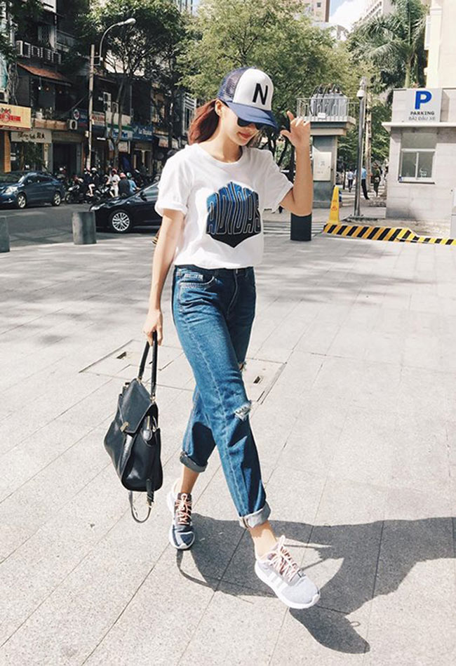 Cô nàng gây ấn tượng với stress style quần jeans, áo phông