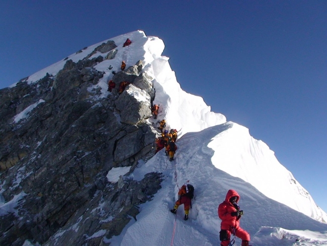 2. Đỉnh Everest

Everest là ngọn núi cao nhất và nguy hiểm nhất thế giới với độ cao 8.848 mét so với mực nước biển. Chinh phục Everest vô cùng khó khăn do tình trạng thiếu oxy, gió mạnh, thay đổi khí hậu thường xuyên, bão tuyết và lở tuyết. Hiện nay, du khách có thể leo Everest dễ dàng hơn nhờ sử dụng bình oxy, hướng dẫn viên chuyên nghiệp nhưng không phải ai cũng đủ dũng cảm và sức khỏe để chinh phục nóc nhà thế giới.