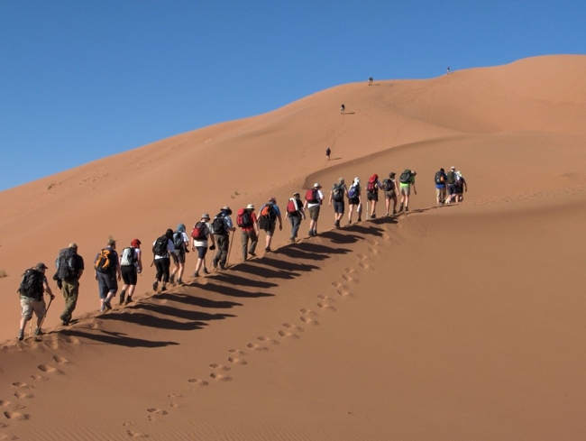 3. Sa mạc Sahara

Nằm ở Bắc Phi, Sahara là một trong những nơi khắc nghiệt nhất và sa mạc nóng nhất, lớn nhất hành tinh với diện tích 9,4 triệu dặm vuông. Hãy thử cảm giác mạo hiểm bằng cách tham dự cuộc thi chạy Marathon des Sables đi về phía Nam Marocco dưới nhiệt độ hơn 50 độ C và xung quanh là cồn cát nóng bỏng kéo dài hàng ngàn dặm.