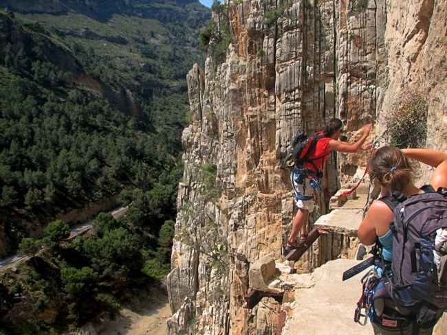 4. Đường mòn đi bộ El Caminito del Rey, Tây Ban Nha

Con đường nằm cheo leo trên vách núi El Chorro thuộc làng Álora không dành cho những người sợ độ cao. Con đường xây bằng bê tông, có tay vịn bằng thép, rộng chỉ 1m, dài hơn 3km và cao hơn 100m so với dòng sông bên dưới. Trước đây con đường bị xuống cấp nên bị đóng cửa vào năm 2000 sau khi có 5 người thiệt mạng vì cố vượt qua nó. Chính vì thế, El Caminito del Rey được gọi là con đường đi bộ nguy hiểm nhất thế giới.