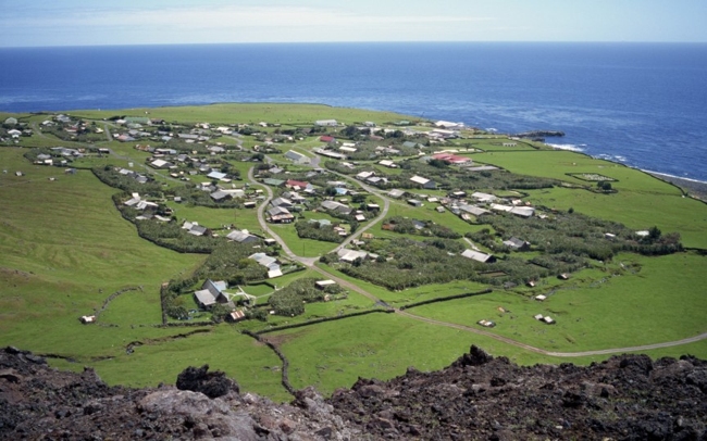 7. Quần đảo Tristan da Cunha

Quần đảo nằm ở nam Đại Tây Dương, khoảng giữa Nam Mỹ và châu Phi và hiện do Anh quản lý. Đây là nơi xa xôi nhất trên thế giới với hơn 300 cư dân sinh sống. Ở đây không có sân bay, người dân khá e ngại với du khách và bạn phải trình bày mục đích chuyến đi cũng như cần sự cho phép của chính quyền hòn đảo.