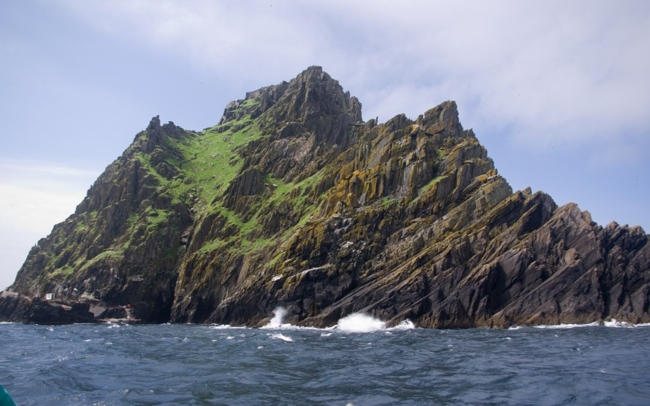 10. Đảo Skellig Michael, Ireland

Skellig Michael nằm giữa Đại Tây Dương và được UNESCO công nhận là kỳ quan thiên nhiên thế giới vào năm 1996. Đến hòn đảo này, bạn phải ngồi 1 giờ trên thuyền băng qua đại dương với những đợt sóng cao dữ dội rồi leo lên hàng trăm bậc đá không có biện pháp đảm bảo an toàn nào. Ngoài ra, ở đây không có thức ăn, nước uống, nhà vệ sinh hay nơi trú ngụ.