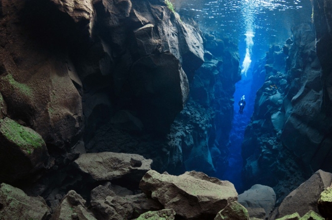 9. Lặn biển ở khe nứt Silfra, Iceland

Khe nứt này được tạo ra do mảng kiến tạo lục địa giữa Âu Á và Bắc Mỹ bị chia cắt. Chỗ sâu nhất ở đây lên tới 63 mét và đây là nơi có nước biển trong nhất thế giới đến mức bạn có thể nhìn sâu xuống đáy biển 100 mét. Địa hình ở đây hiểm trở và nhiệt độ luôn ở mức 2 – 4 độ C.