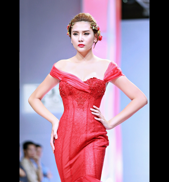 Mới đây, Hoàng Yến đã tái xuất sàn catwalk với thân hình tuyệt mỹ sau khi giảm cân thành công.&nbsp;