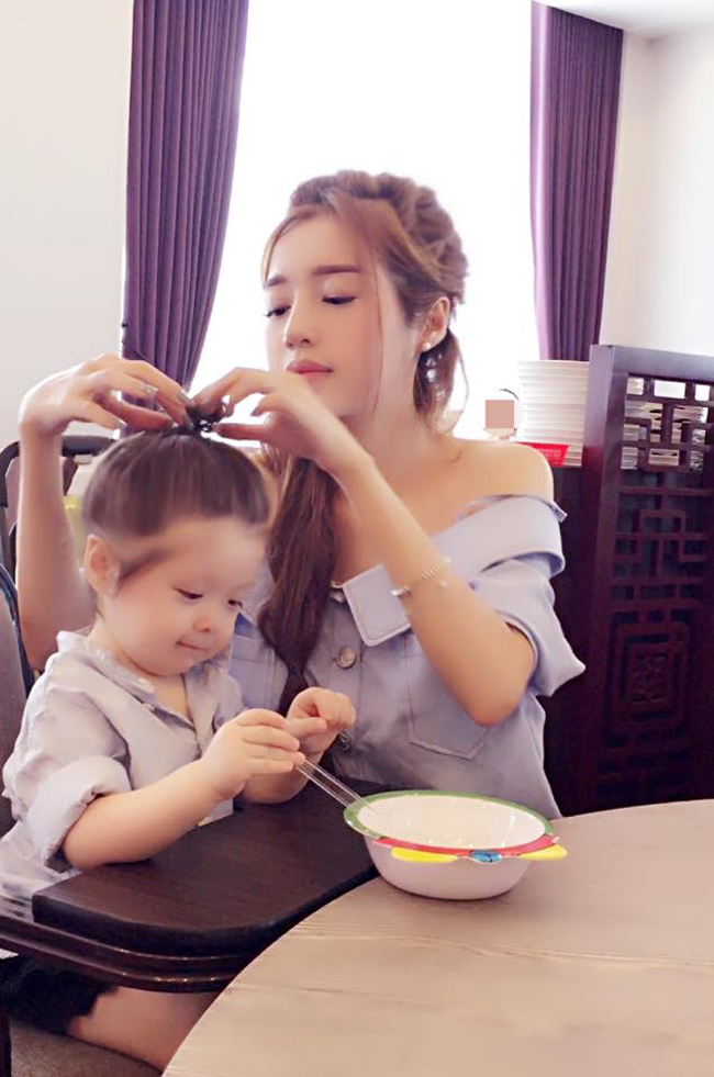 Elly Trần&nbsp;“làm điệu” cho con gái Cadie Mộc Trà dễ thương khi cô bé đang chăm chú ăn.