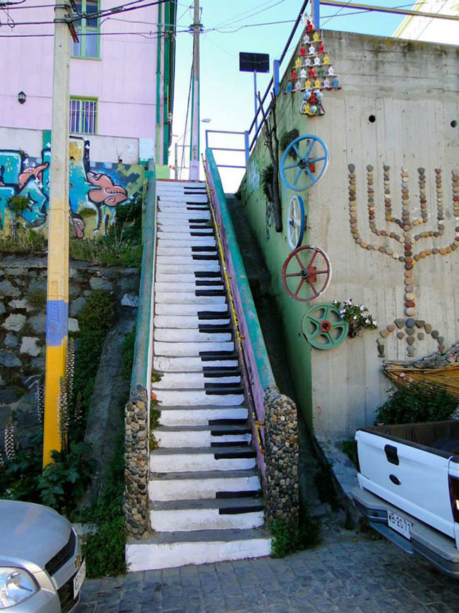 Bậc cầu thang như cây đàn piano ở Valparaíso, Chile.