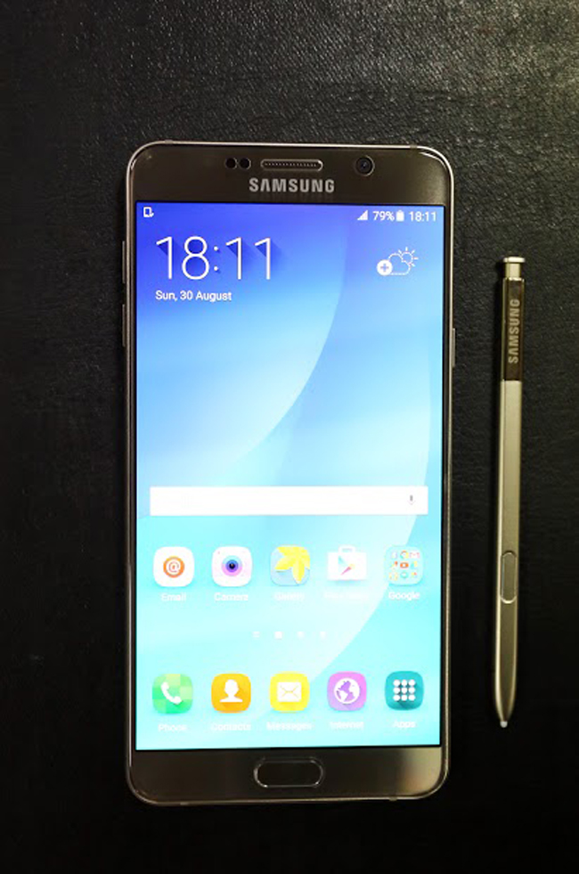 Đặc biệt, một trong những cải tiến độc đáo của Galaxy Note 5 là tính năng viết nhanh trên màn hình khóa. Theo đó, người dùng chỉ cần rút ngay S Pen là có thể ghi chú tức thì mà không cần phải mở khóa màn hình. Không thể không nói đến tính năng Chụp cuộn vừa được tích hợp ở Galaxy Note 5. Tính năng này giúp người dùng có thể dễ dàng lưu trữ nhiều trang thông tin và hình ảnh chỉ bằng một bước chụp màn hình.