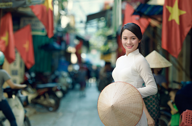 Hình ảnh người con gái dịu dàng trong tà áo dài trắng là biểu tượng đẹp của thiếu nữ Việt.