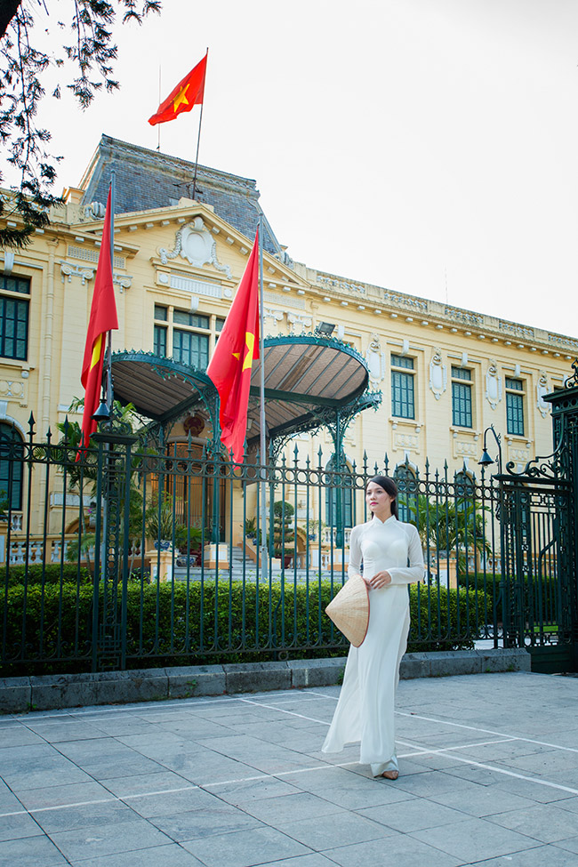 Làm duyên với chiếc nón lá.