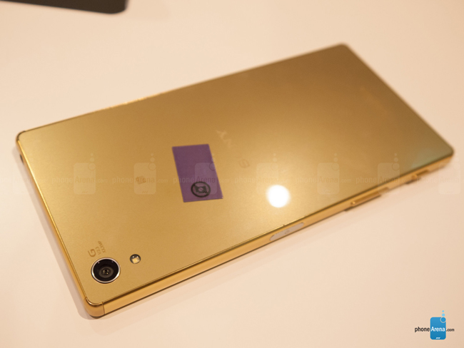 Đây là phiên bản Xperia Z5 Premium màu vàng nhìn rất quý phái.